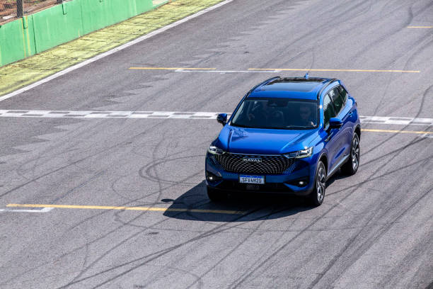 Синий внедорожник Haval Dargo едет по открытой дороге, подчеркивая его растущую популярность среди автолюбителей.